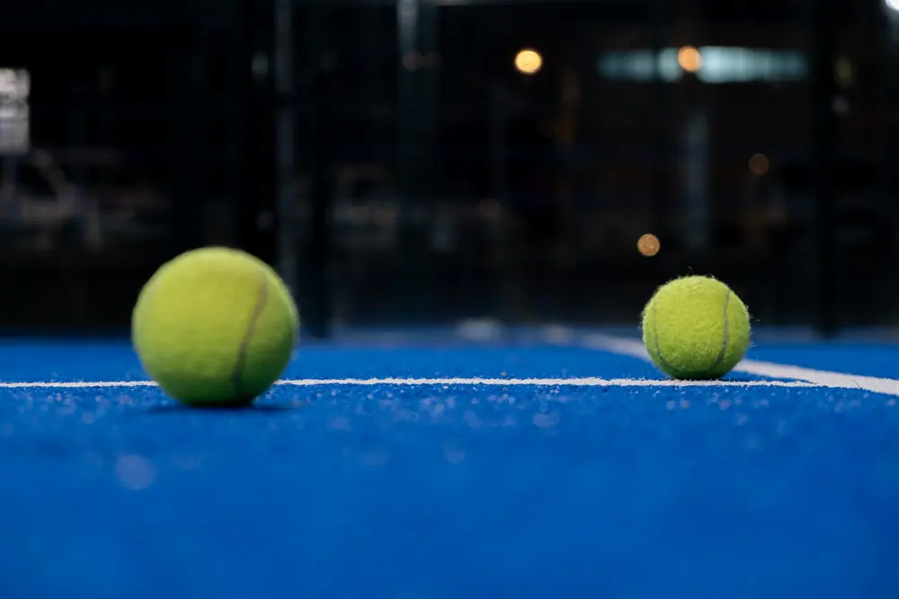 Kum dolgulu zemin üzerinde padel topu